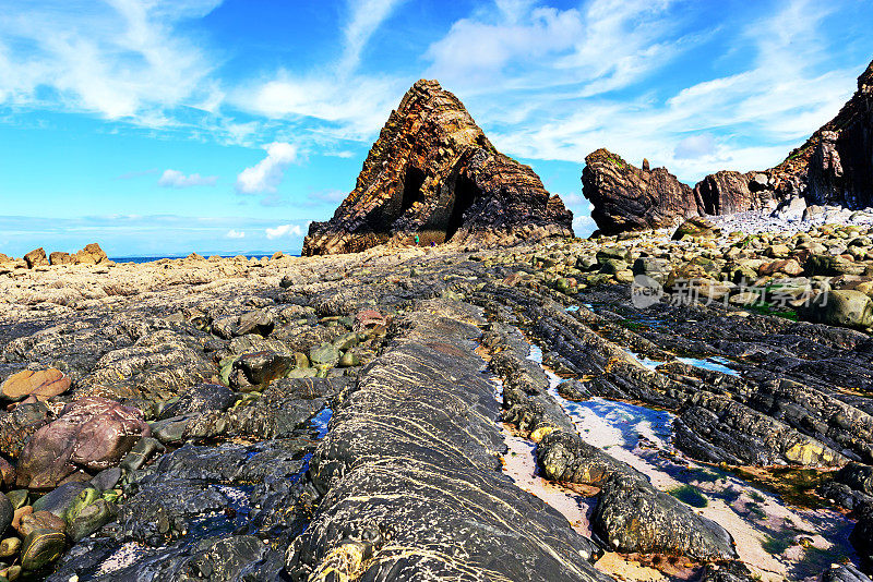 英格兰德文郡Mouthmill湾的Black Church Rock